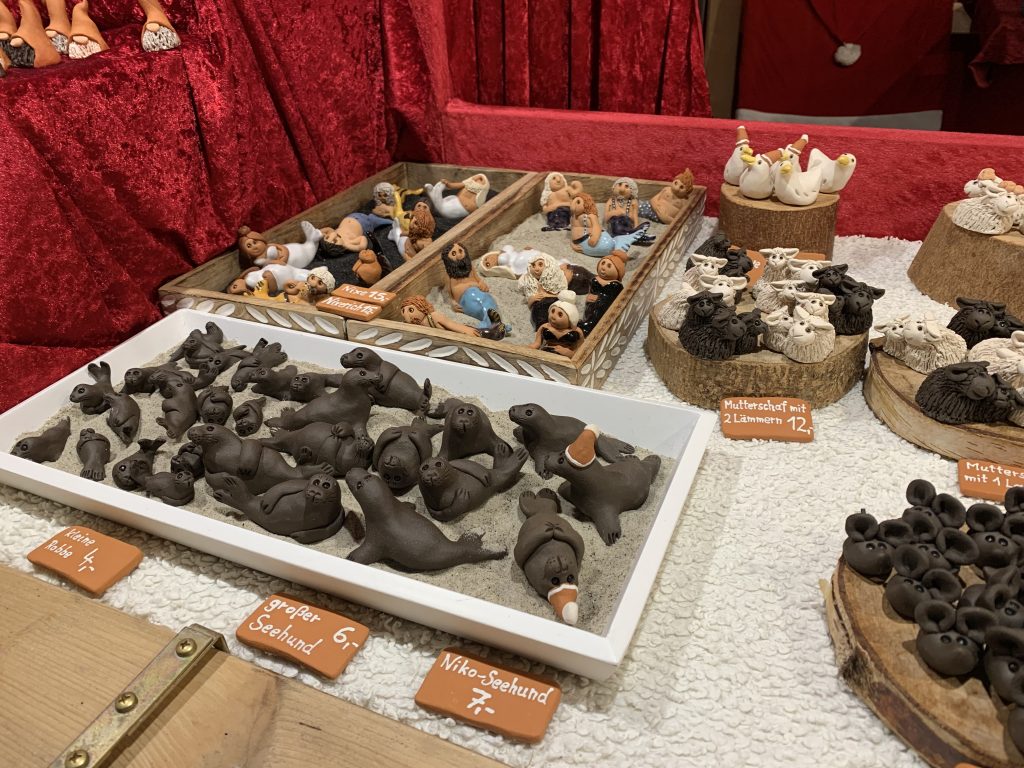 Auf dem Husumer Weihnachtsmarkt: Nixxen und Seehunde