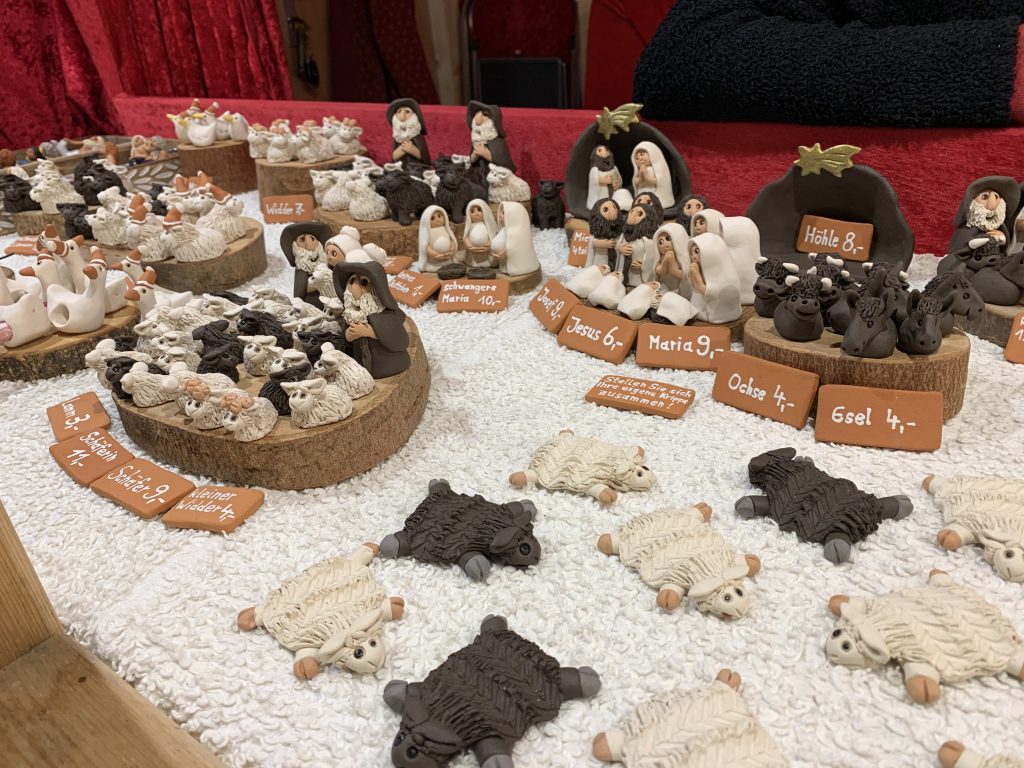 Auf dem Husumer Weihnachtsmarkt: Schafe